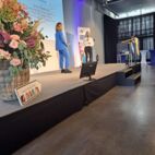 Staatssekretärin Julia Carstensen im Gespräch mit Moderatorin Andrea Peters auf der Bühne.