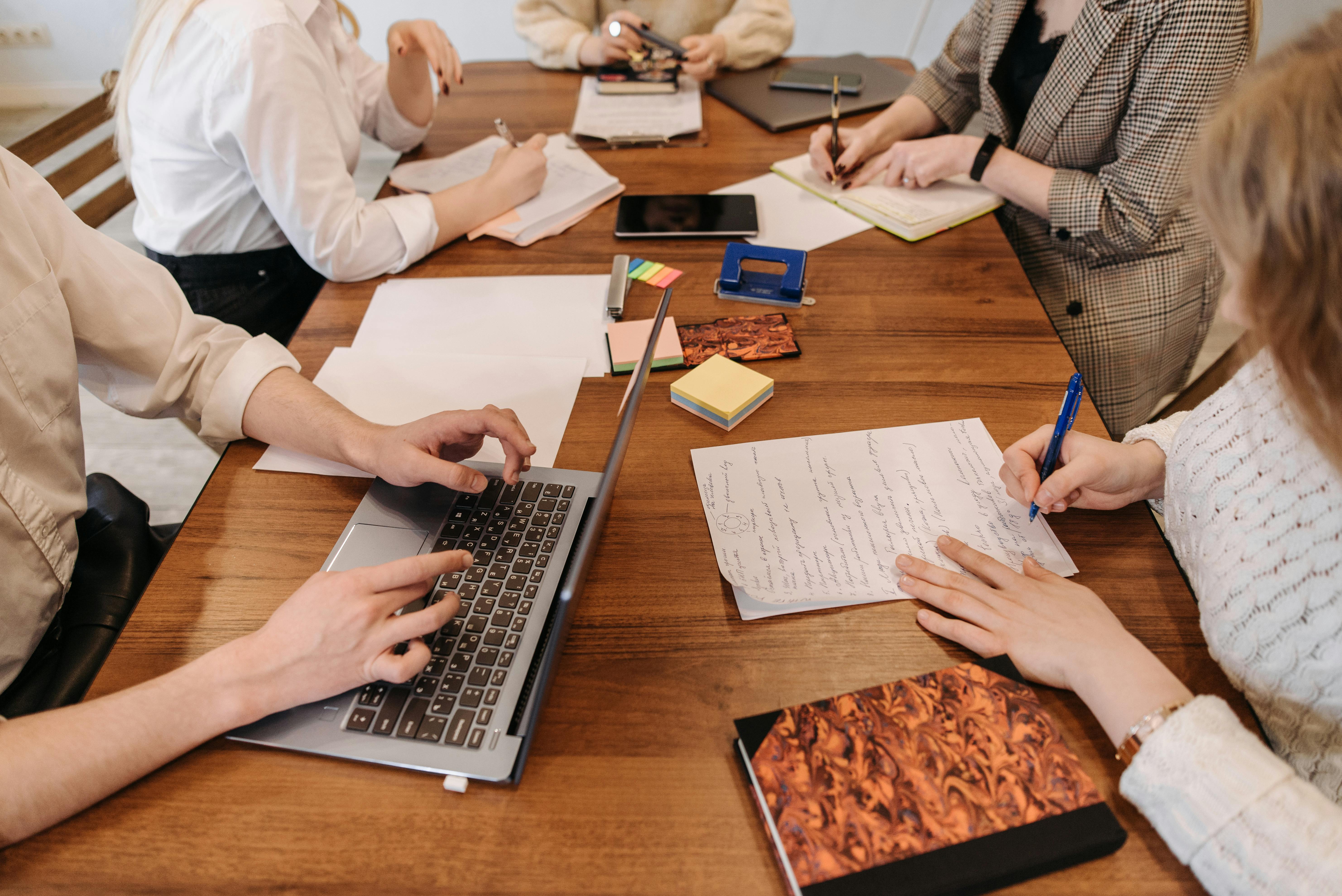 Teilnehmerinnen arbeiten in der Gruppe an ihrem Thema.