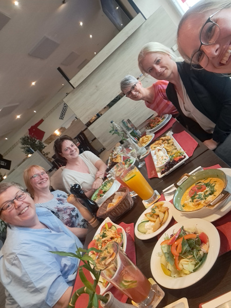 Gruppenbild beim Präsenz-Stammtisch am Tisch.